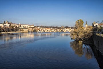 prag, tschechien -- stadtbild mit moldau, karlsbrücke und veitsdom