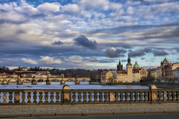 Fototapeta premium prag, tschechien -- stadtpanorama mit karlsbrücke im hintergrund