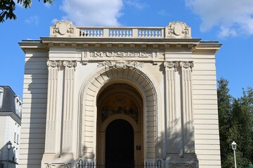 Obraz premium Le pavillon Duhamel, ancien musée, vue de l'extérieur, ville de Mantes la Jolie, département des Yvelines, France