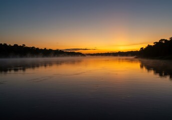 Fototapeta premium Nascer do sol no rio Amazonas com neblina matinal sobre a água