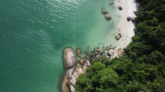 Vista a&eacute;rea da Ilha do Campeche, para&iacute;so natural em Florian&oacute;polis, Brasil
