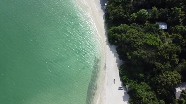 Vista a&eacute;rea da Ilha do Campeche, para&iacute;so natural em Florian&oacute;polis, Brasil