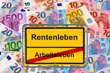 Vor vielen Euro Banknoten steht ein Ortsschild mit dem Aufdruck Arbeitsleben und Rentenleben - FOTOMONTAGE