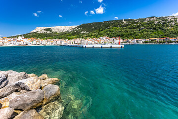Obraz premium Azure blue water in the Adriatic Sea in Baska on the island of KRK in Croatia