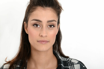 Portrait jeune femme brune, regard