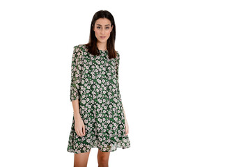 Robe verte à fleurs sur fond blanc