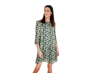 Robe verte à fleurs sur fond blanc