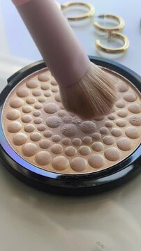 Untar brocha de maquillaje para ponerse guapa