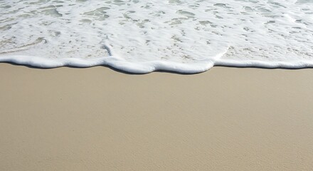 Obraz premium Serene Coastal Scene White Waves on Sandy Beach