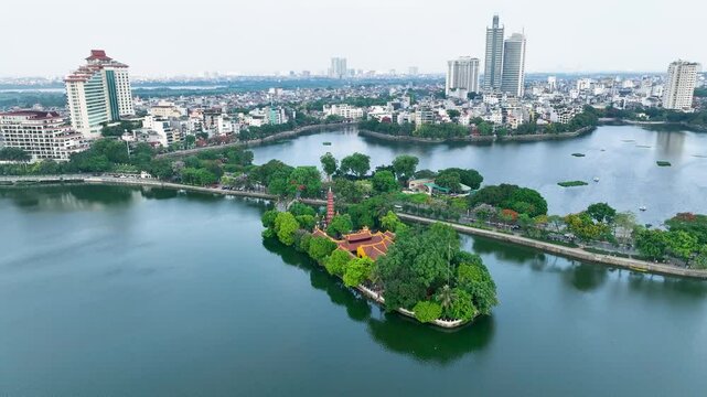 West Lake, Hanoi is a place with beautiful scenery with many types of trees that bloom beautifully every season. This is a tourist destination that visitors often visit.