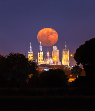 Luna llena de fresa detr&aacute;s del Pilar en Zaragoza