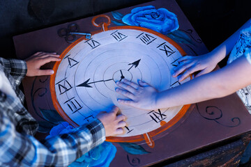 Children rotate the clock, putting arrows in the right place, puzzle. Puzzle in the quest room.
