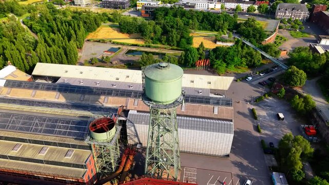 Rundflug Wasserturm einer stillgelegten Fabrik als Landmarke einer vergangenen Zeit im Ruhrgebiet	