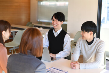 会議をするアジア人男女のビジネスパーソン