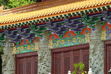 Fototapeta premium Dragon-Emblazoned Temple Facade with Colorful Eaves, 國佛天南