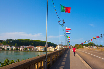 Spacer wzdłuż kamiennego mostu Pont Saint-Esprit, Pireneje Atlantyckie, Bayonne, Francja, Walking along the stone bridge Pont Saint-Esprit, Pyrénées-Atlantiques, Bayonne, France