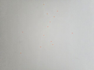 Place orange circle stickers on the wall to indicate the repaired location. Walls that have been repaired have been affixed with small orange stickers to indicate to inspectors. walls may have cracks