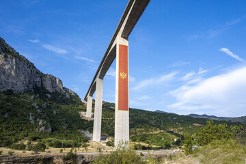 Viaduc et autoroute au Montenegro 