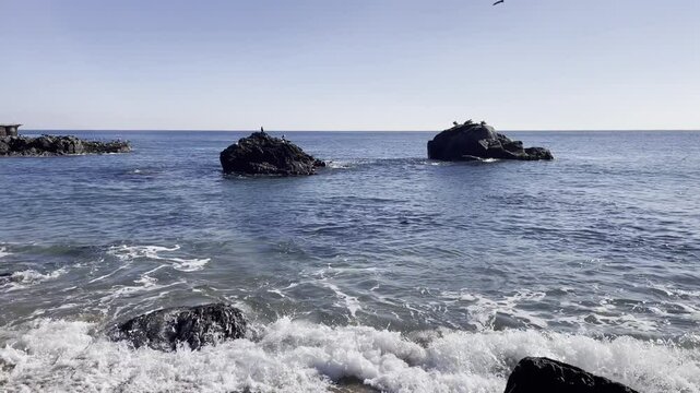 Esxena de mar, playa de Chile en calma y olas consecutivas