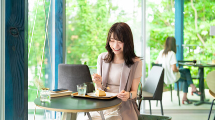 カフェでケーキを食べる女性