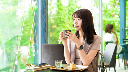 カフェでティータイム・リラックスする女性