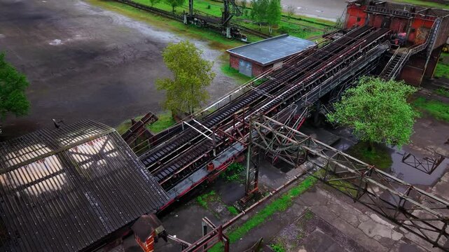 Vergessenes F&ouml;rderband am Rand des Landschaftsparks in Duisburg wird von der Natur zur&uuml;ckerobert	
