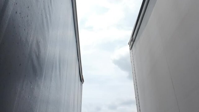 Vue contreplong&eacute;e de deux remorques de camions poids lourds, drone 