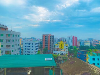 Obraz premium Urban cityscape with colorful buildings under a cloudy sky