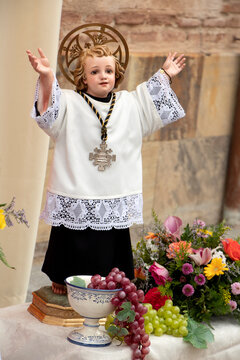 Escultura Imagen del ni&ntilde;o Jes&uacute;s vestido de monaguillos