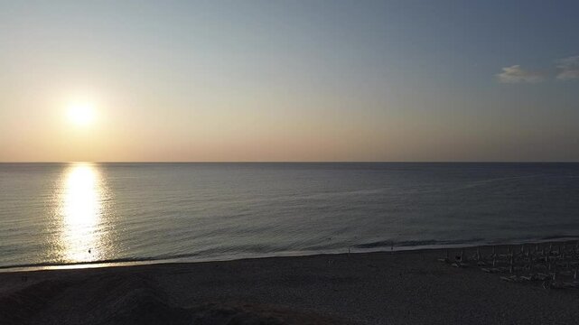 tramonto dal drone sul mare 