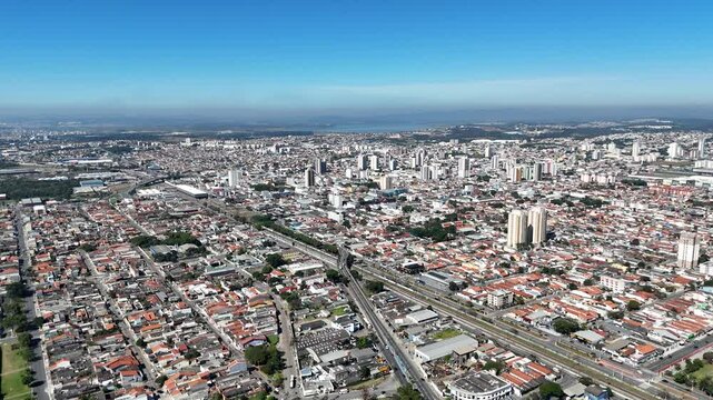 V&iacute;deo a&eacute;reo da cidade de Suzano SP mostrando avenidas, bairros residenciais, pr&eacute;dios e integra&ccedil;&atilde;o urbana