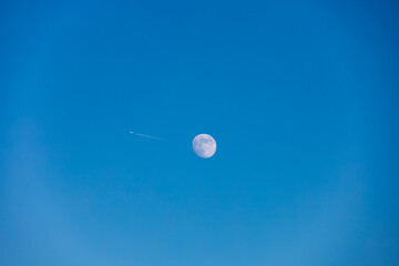 Jet Distancing from the Moon in a Minimal Blue Sky.