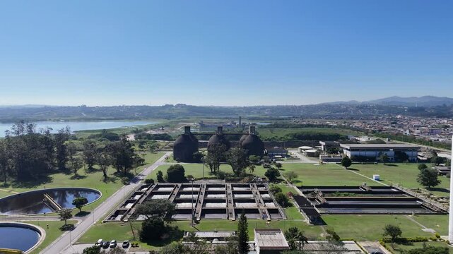 Vis&atilde;o a&eacute;rea da cidade de Suzano, SP, com destaque para &aacute;reas urbanas, bairros residenciais, parques, vias e o centro comercial da cidade