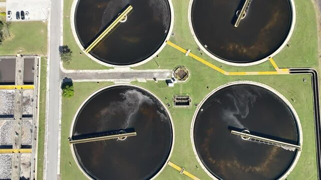 Vis&atilde;o a&eacute;rea de decantadores circulares em uma ind&uacute;stria de saneamento, mostrando o processo f&iacute;sico de separa&ccedil;&atilde;o de s&oacute;lidos na purifica&ccedil;&atilde;o de &aacute;guas residuais