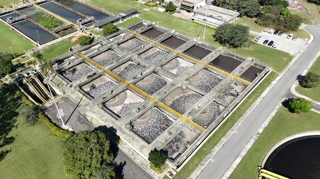 Vis&atilde;o a&eacute;rea do processo industrial de saneamento com destaque para tanques de lodo ativado, sistema de tratamento e infraestrutura de purifica&ccedil;&atilde;o
