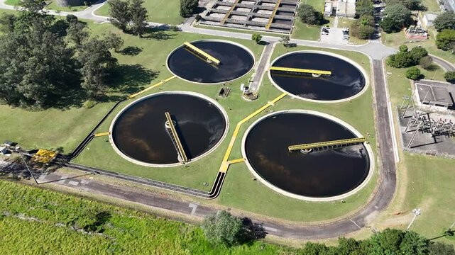Imagem a&eacute;rea mostra os decantadores circulares em opera&ccedil;&atilde;o cont&iacute;nua em uma ind&uacute;stria de saneamento, ilustrando parte do processo de tratamento de esgoto