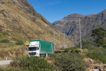 Camiones de transporte pesado recorriendo la carretera de Lima a Canta en los andes peruanos en un...