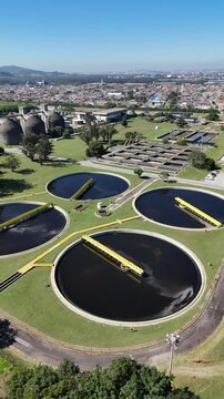Vis&atilde;o a&eacute;rea de decantadores em uma ind&uacute;stria de saneamento, mostrando o processo de clarifica&ccedil;&atilde;o e sedimenta&ccedil;&atilde;o da &aacute;gua, fundamental para o tratamento de &aacute;gua pot&aacute;vel e a preserva&ccedil;&atilde;o do meio ambiente