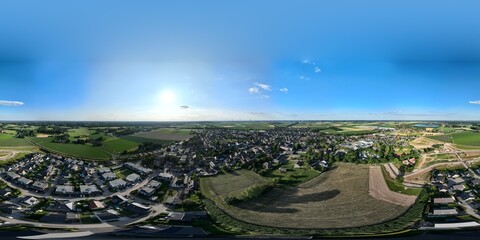 360-Grad-Kugelpanorama-Luftbild von Aldekerk bei Kerken mit Bahnhof. Sommerabendstimmung mit warmem...