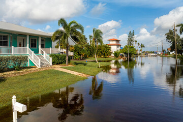 Obraz premium Hurricane tropical rainstorm flooded residential homes in suburban community in Florida. Aftermath of natural disaster