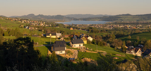 Wieża widokowa i okolice w Lubaniu. Okolice jeziora Czorstyńskiego niedaleko Tatr. Polska 2025. © Roman Trojanowski