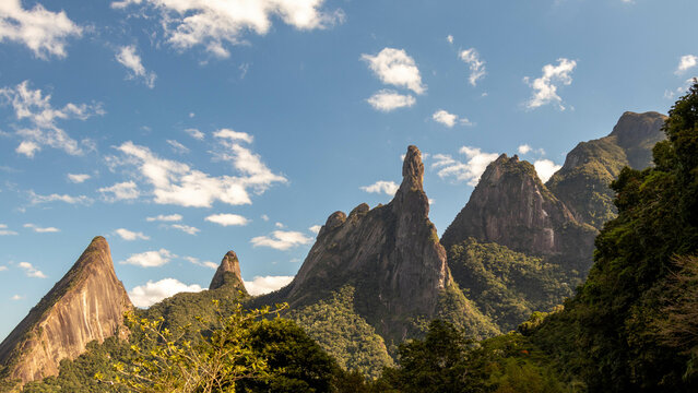 Localizado no Parque Nacional da Serra dos &Oacute;rg&atilde;os, entre Guapimirim e Teres&oacute;polis, o Dedo de Deus &eacute; um dos picos mais conhecidos do estado do Rio de Janeiro. Com seus impressionantes 1.692 metros de a