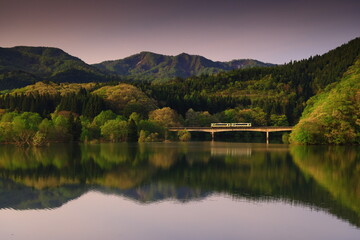 Fototapeta premium 岩手県西和賀町 新緑の錦秋湖