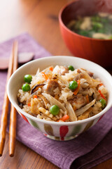 【鶏五目炊き込みご飯】鶏肉・椎茸・牛蒡・人参・油揚げ・蒟蒻・グリーンピースをだし汁で炊き込んだご飯。懐かしさを感じる優しい味わいがうれしい一品です。