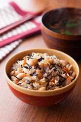 【大豆とひじきの炊き込みご飯  】大豆・ひじき・人参・蒟蒻といっしょに炊き込んだ優しい味わいのご飯。懐かしい風味がうれしい家庭料理の一品です。