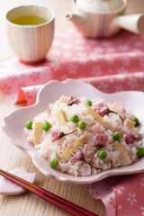 【桜と筍の炊き込みご飯】たけのことグリーンピースを塩抜きした桜の花の塩漬けで炊き込んだご飯。春の色と香りを楽しみます。