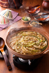 【白菜と豚バラ肉の重ね鍋】白菜と豚バラ肉を交互に重ねてたっぷりのつゆで煮込みます。散らした生姜が身体を芯から温めてくれる鍋料理。
