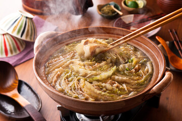 【白菜と豚バラ肉の重ね鍋】白菜と豚バラ肉を交互に重ねてたっぷりのつゆで煮込みます。散らした生姜が身体を芯から温めてくれる鍋料理。