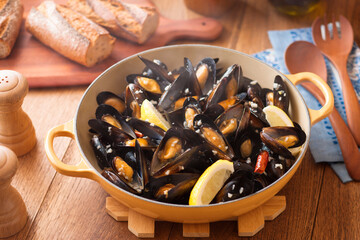 【ムール貝の白ワイン蒸し】たっぷりのニンニクとオリーブオイル・白ワインで蒸し煮しました。胡椒とレモンで風味良く仕上げました。