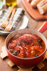 【たこのトマト煮】大ぶりのタコをニンニク・唐辛子・オリーブなどと炒めてホールトマト・白ワインと煮込んだナポリ料理です。